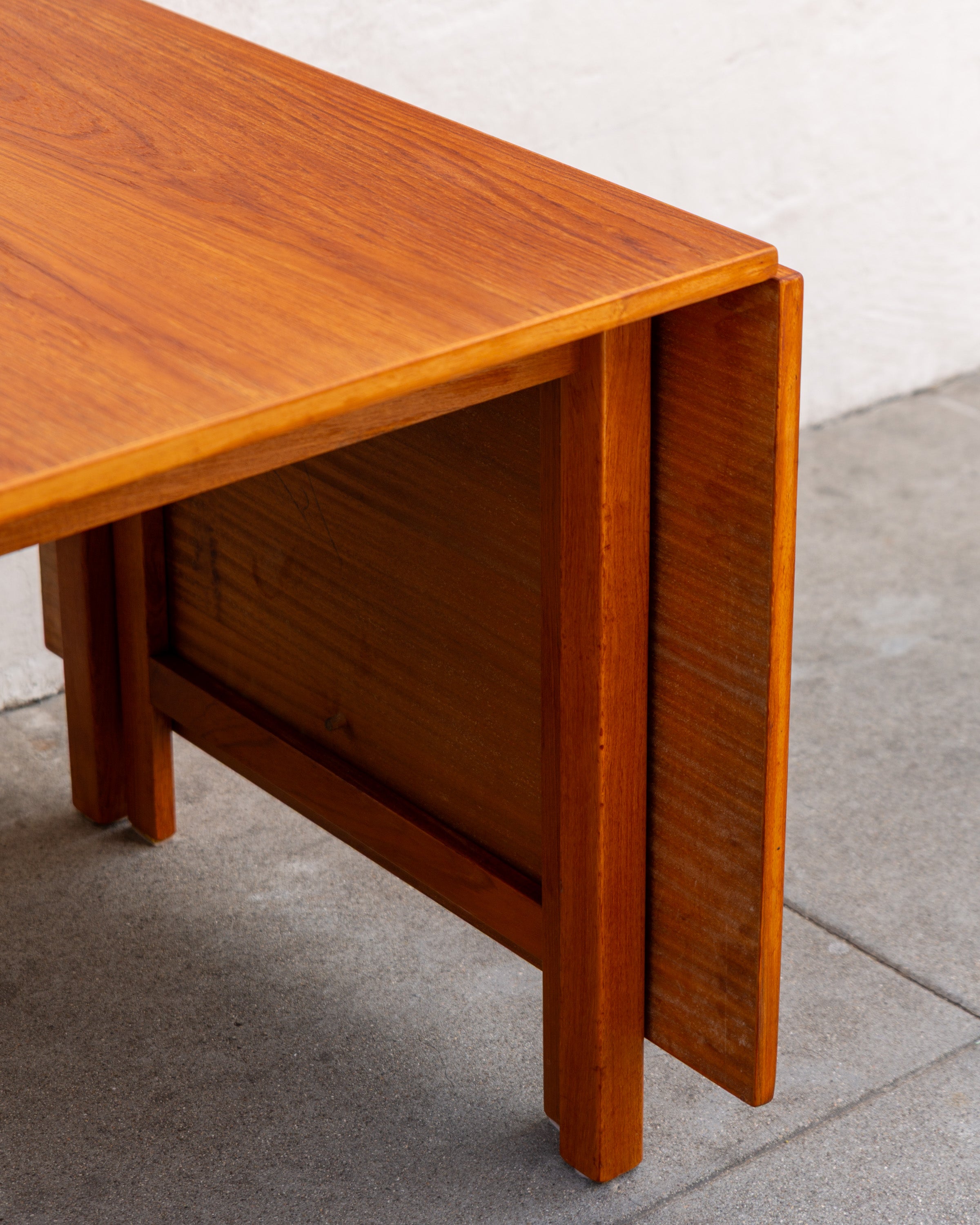 Mid Century Extendable Dining Table