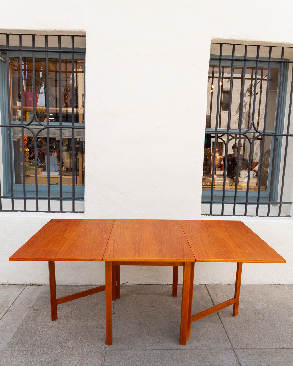 Mid-century extendable dining table with leaf