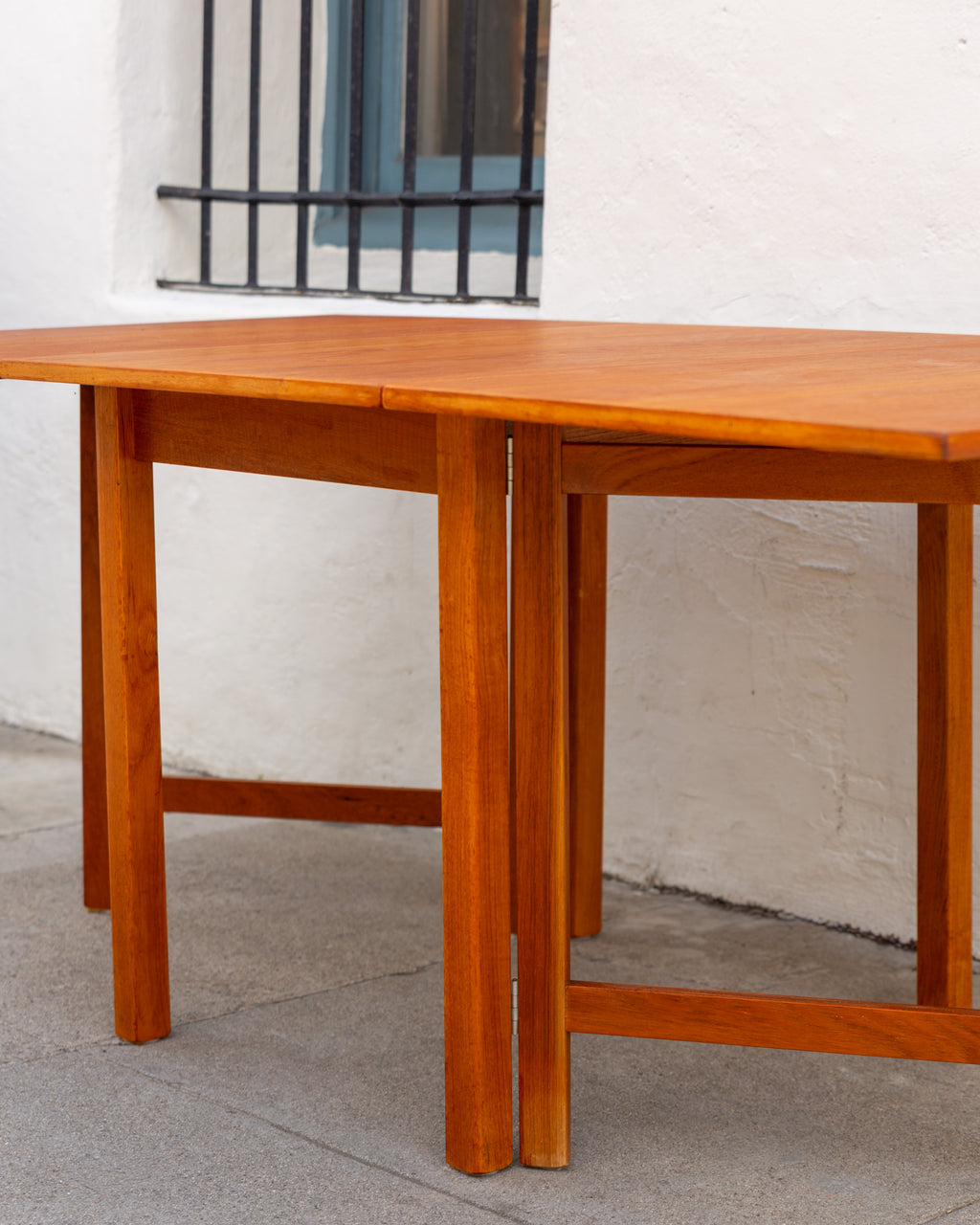 Mid Century Extendable Dining Table